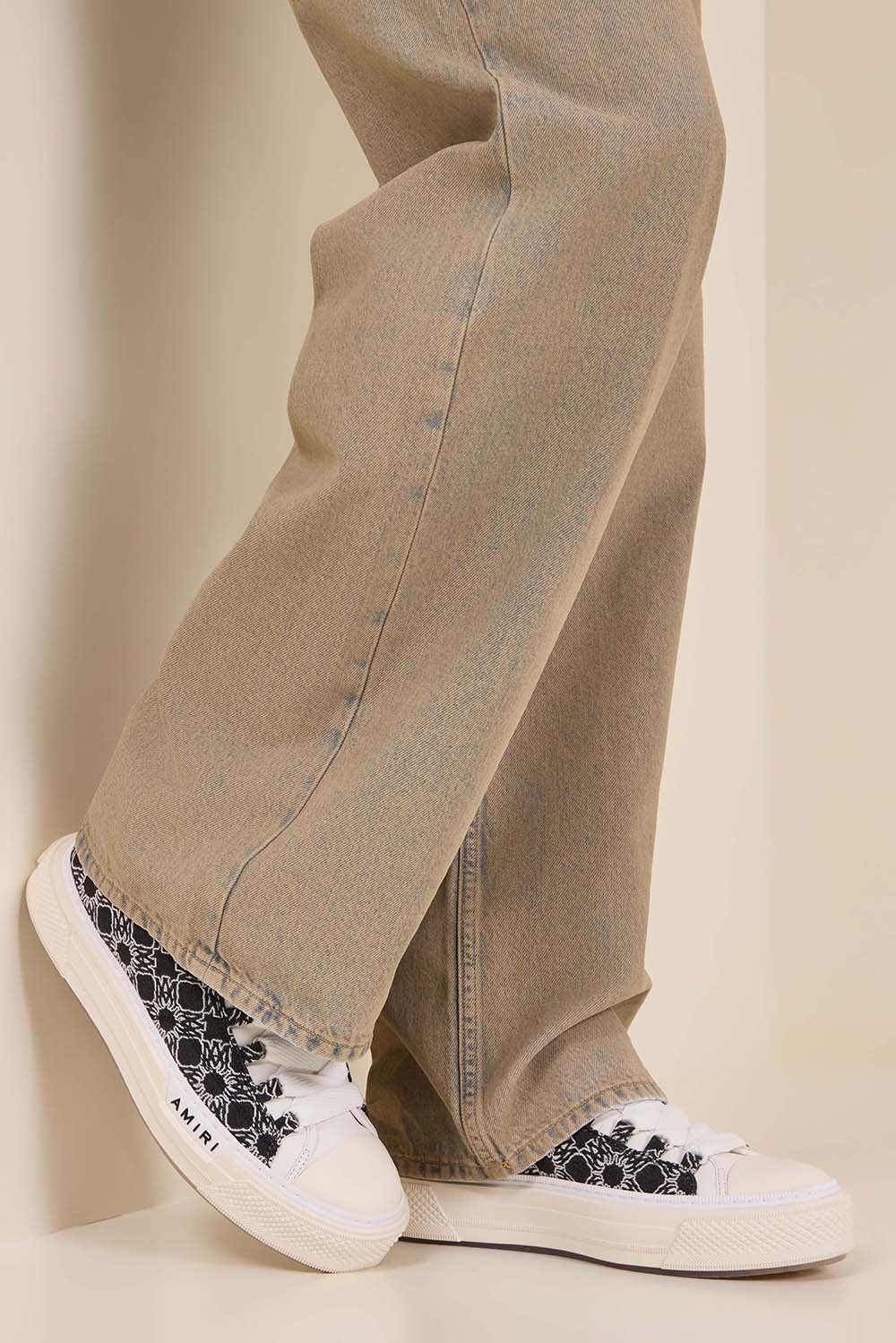 תמונת כל הלוק של נעלי סניקרס